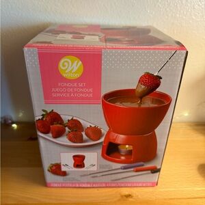 NEW Wilton Fondue Set